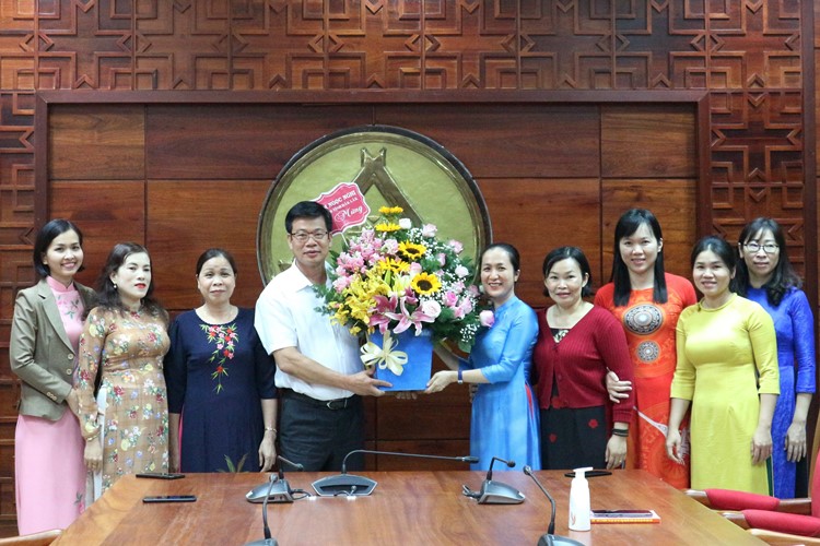 Gặp mặt nữ cán bộ, công chức, viên chức, người lao động Văn phòng UBND tỉnh 